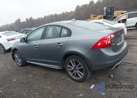 2018 Volvo S60 Cross Country T5 z USA, uszkodzony, nr VIN YV440MUM9J2006405